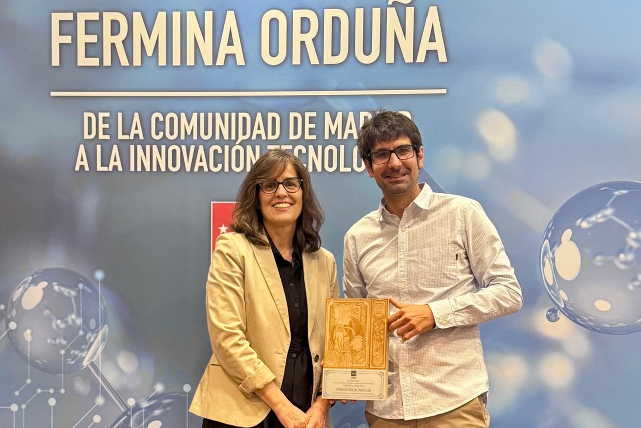 El profesor Ignacio Belda, de la Facultad de Ciencias Biológicas, recoge el premio Fermina Orduña