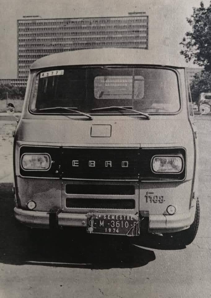 La furgoneta de transporte delante de la Facultad